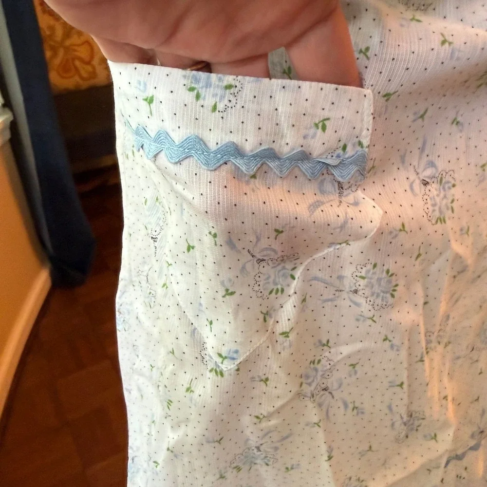 Vtg half apron light blue floral pattern side pocket ruffled hem rick-rack trim